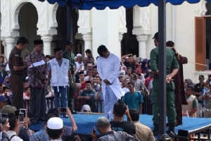 Indonesia: Đôi đồng tính nam bị đánh 87 roi trước sự đồng tình của đám đông