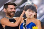 Ảnh chế Messi trao vương miện trượt penalty cho Công Phượng