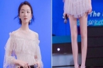 Châu Đông Vũ diện váy rất xinh nhưng đôi chân dài như cà kheo, thẳng đuột như ma nơ canh của cô mới là thứ gây chú ý