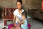 Mẹ bé 18 tháng tuổi bỗng dưng nhiễm HIV ở Phú Thọ: Giờ nhìn con thương mà không thể làm gì!