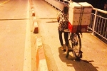 Hình ảnh người phụ nữ khuyết tật gồng mình đẩy chiếc xe bánh mì lên dốc cầu buổi sáng sớm khiến nhiều người thương cảm