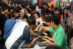 Hàng trăm người chen lấn xô đẩy tranh giành ăn buffet miễn phí gây náo loạn ở nhà hàng Cần Thơ