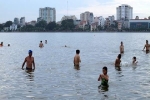 Nước hồ Tây pha đầy nước thải, dân Hà Nội vẫn vô tư ngụp lặn