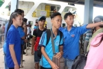 Hơn 250 thí sinh ở huyện đảo Phú Quý vào đất liền để chuẩn bị dự thi THPT Quốc gia