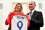 Tổng thống Croatia tặng áo bóng đá cho Putin