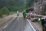 Nghệ An: Mưa lớn đất đá đổ sập chia cắt quốc lộ 7