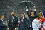 Tổng thống Pháp và Croatia được ca ngợi khi đội mưa trao huy chương World Cup
