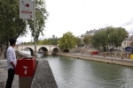 Sáng kiến giúp nam giới công khai ‘tiểu bậy’ giữa đường phố Paris hoa lệ