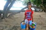 Bé 5 tuổi biết 4 thứ tiếng giúp mẹ bán hàng ở Thái Lan