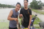 Người dân Nghệ An bơi trong lũ đánh cá, săn bắt chuột làm thức ăn
