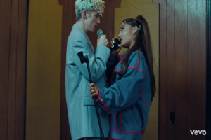Lả lướt cùng nhau trong MV mới, Ariana Grande đang muốn… 'uốn thẳng' Troye Sivan?