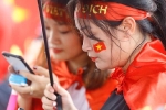 Những bóng hồng đội mưa đón Olympic Việt Nam