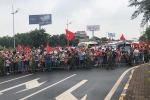 Người dân đi đón hụt hẫng khi không gặp được Olympic Việt Nam