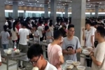 Trường Trung Quốc dẹp ghế để thúc học sinh ăn nhanh