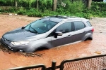 Quốc lộ 1 ngập sâu trong mưa, xe cộ ùn ứ ở Đồng Nai