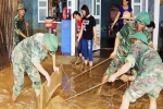 Bộ đội, công an lội bùn, lội suối giúp dân khắc phục mưa lũ