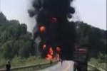 Xe bồn chở dầu đâm ô tô con rồi lao xuống thành cầu bốc cháy, cột khói cao hàng trăm mét