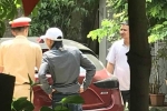 Vụ tài xế ô tô Mazda rú ga, đánh võng ngược chiều trên phố Hà Nội: Công an đến tận nhà đưa tài xế và phương tiện về trụ sở