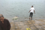 Hà Nội: Để lại thư tuyệt mệnh, cô gái trẻ lao xuống hồ Định Công tự tử