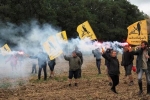 Lo sợ đất đai rơi vào tay Trung Quốc, nông dân Pháp sôi sục biểu tình