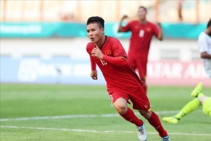Tỏa sáng trong màu áo U23 Việt Nam, Quang Hải vinh dự được nâng cúp Ngoại hạng Anh