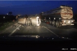 CLIP: Tránh bó củi 'oan trái', ô tô chở 7 người lật nhào trên cao tốc