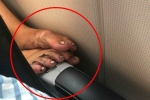 Hình ảnh hành khách vô tư gác đôi bàn chân cáu bẩn lên ghế trước máy bay khiến nhiều người ngán ngẩm