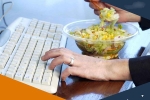 Ăn cơm trưa ở văn phòng cần tránh ngay 5 thói quen sau kẻo gây ảnh hưởng không tốt cho sức khỏe