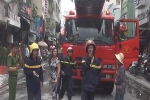 Cảnh sát phá cửa giải cứu 2 cụ già trong đám cháy lớn ở khu phố Tây