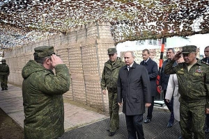 Tổng thống Putin thị sát tập trận, thưởng nóng binh sĩ
