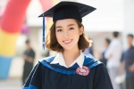 1 ngày trước khi hết nhiệm kỳ Hoa hậu Việt Nam, Đỗ Mỹ Linh rạng rỡ cùng bạn bè nhận bằng tốt nghiệp Đại học