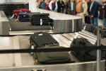 Nhân viên sân bay ngang nhiên ăn cắp đồ trong hành lý của hành khách