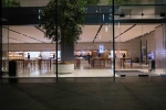 Người VN xếp hàng sớm ở Apple Store mua iPhone XS bị giải tán