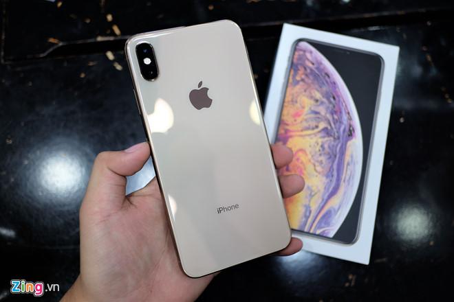 Chiếc iPhone XS Max đầu tiên về Việt Nam, được rao bán 19 triệu đồng.