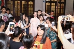 Vừa về đến quê, Hoa hậu Trần Tiểu Vy đã bị vây kín khi đi thăm phố cổ