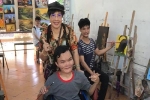 NSND Lệ Thủy ủng hộ tranh vẽ của người khuyết tật