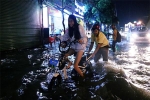 Nữ sinh ở Sài Gòn loạng choạng, suýt té vì ô tô di chuyển tạo sóng trên đường ngập như sông