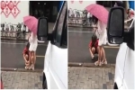 Mẹ cúi xuống lau chân cho con gái, bị dân mạng chỉ trích