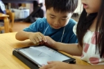 Những trường mầm non Nhật Bản cho trẻ hạ bút màu, cầm iPad