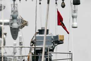 Tàu chiến Ấn Độ treo cờ rủ khi cập cảng Sài Gòn