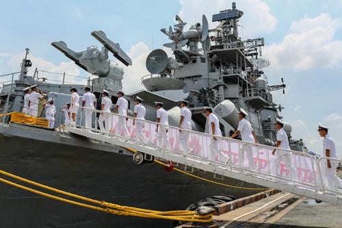 Sĩ quan Hải quân Việt Nam tham quan tàu khu trục Ấn Độ. Ảnh: Thành Nguyễn.