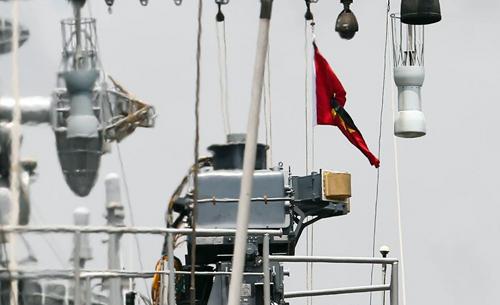 Tàu khu trục Ấn Độ treo cờ rủ khi cập cảng ở TP HCM. Ảnh: Thành Nguyễn.