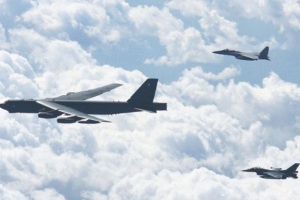 B-52 Mỹ diễn tập với máy bay Nhật trên biển Hoa Đông