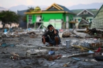 Người dân 'thị trấn thây ma' ở Indonesia phải bới rác ăn sau động đất