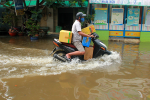 Đường Sài Gòn ngập sâu 3 ngày, nước chưa rút