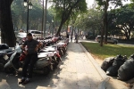 Hàng loạt bãi xe không phép chăng dây, thu phí khắp Hà Nội