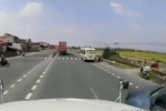 Pha bẻ lái cứu mạng đẳng cấp của container sau cú chèn ép ngang ngược từ xe bán tải