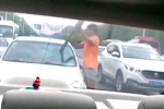 Nữ tài xế bị đánh vì không trả tiền lau kính xe giữa đường