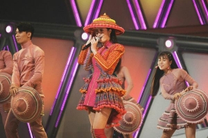 Đông Nhi diện trang phục dân tộc H'mông, đội nón lá trên sân khấu Nhật