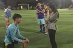 Bạn gái cứ giận là trả lại nhẫn cưới, chàng trai quyết định quỳ gối cầu hôn trên sân bóng khiến dân tình phát sốt